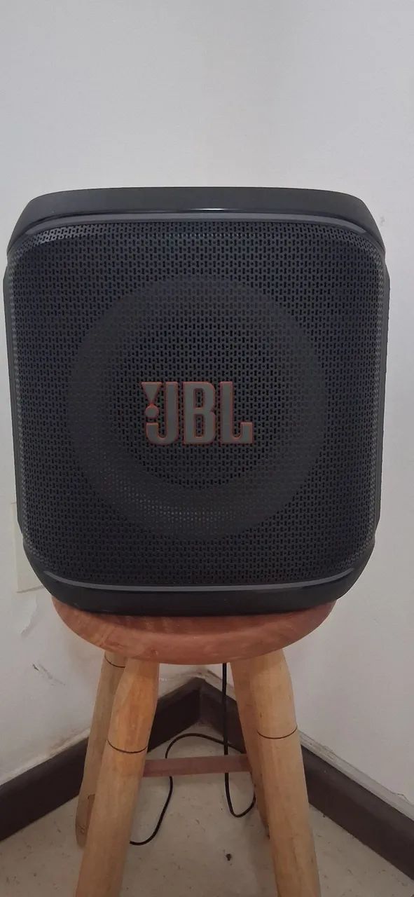 JBL partybox encore 2. + 2 microfones, com a função de parear com outras caixas.