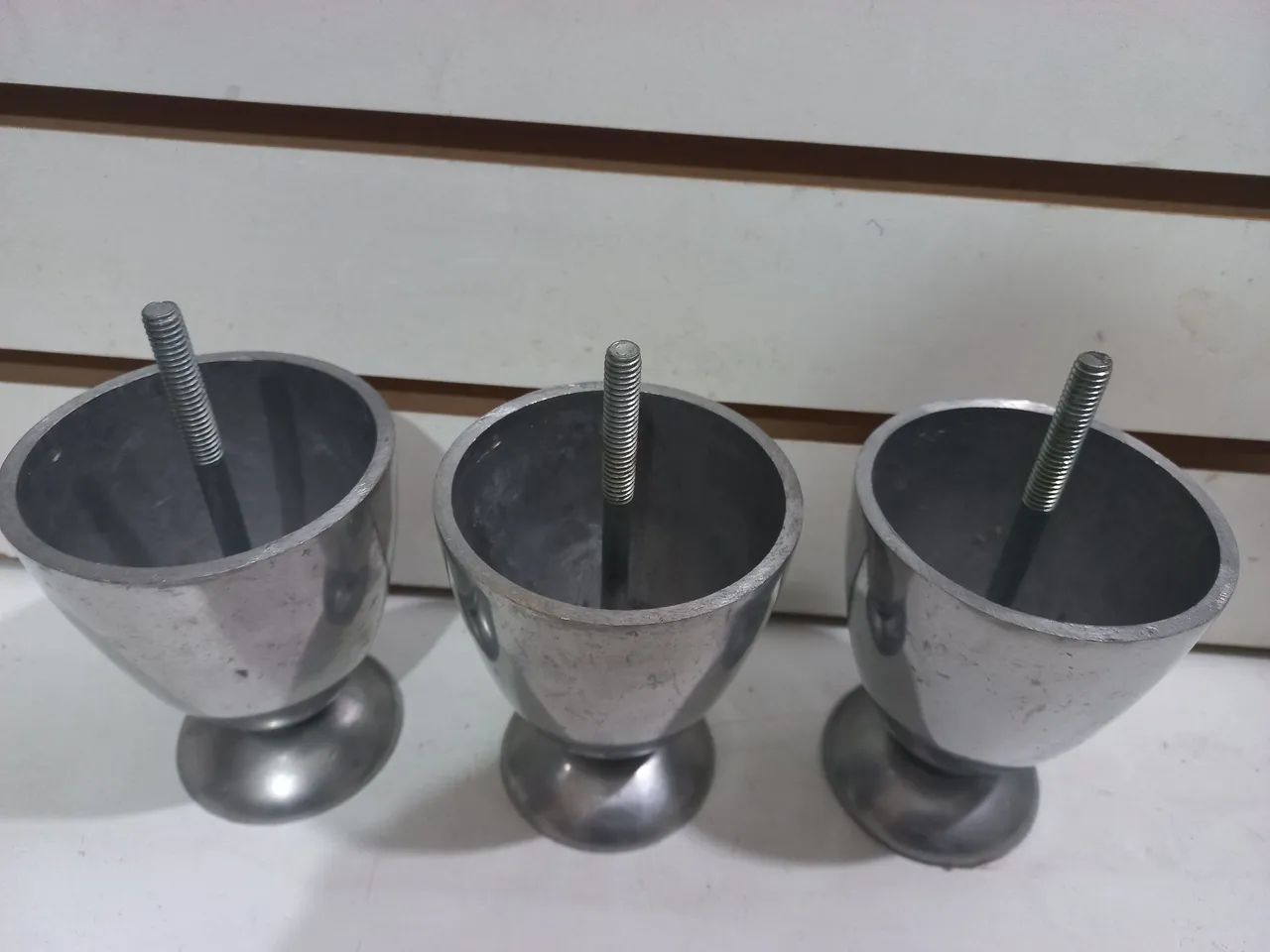 3 pés de ferro cromado para sofá  cama  - Foto 2