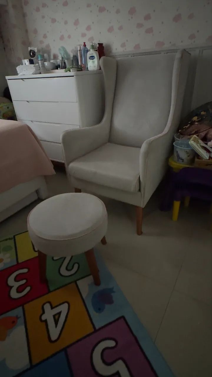Poltrona de amamentação com puff  - Foto 2