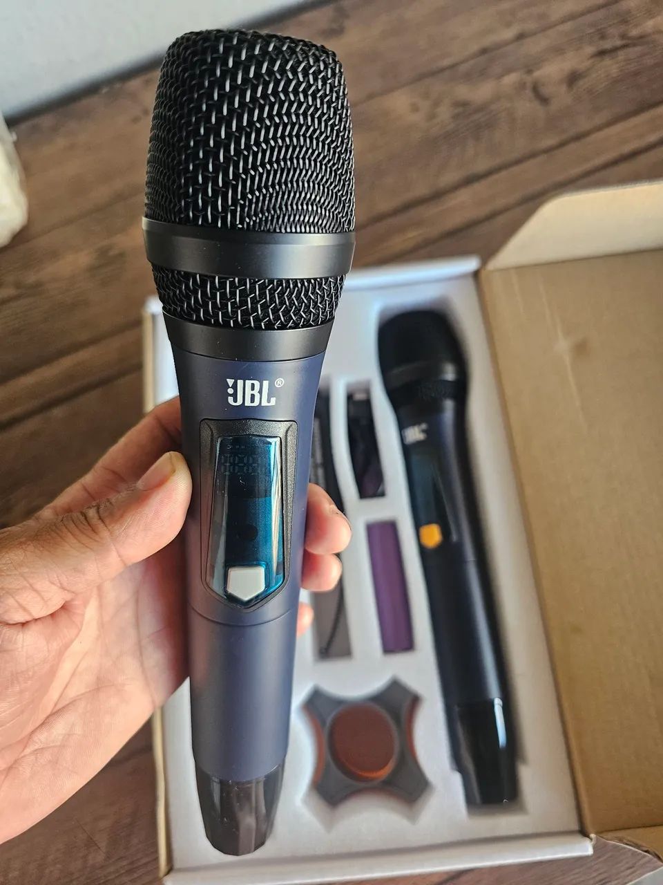 Vendo microfone jbl novo recarregável a bateria 