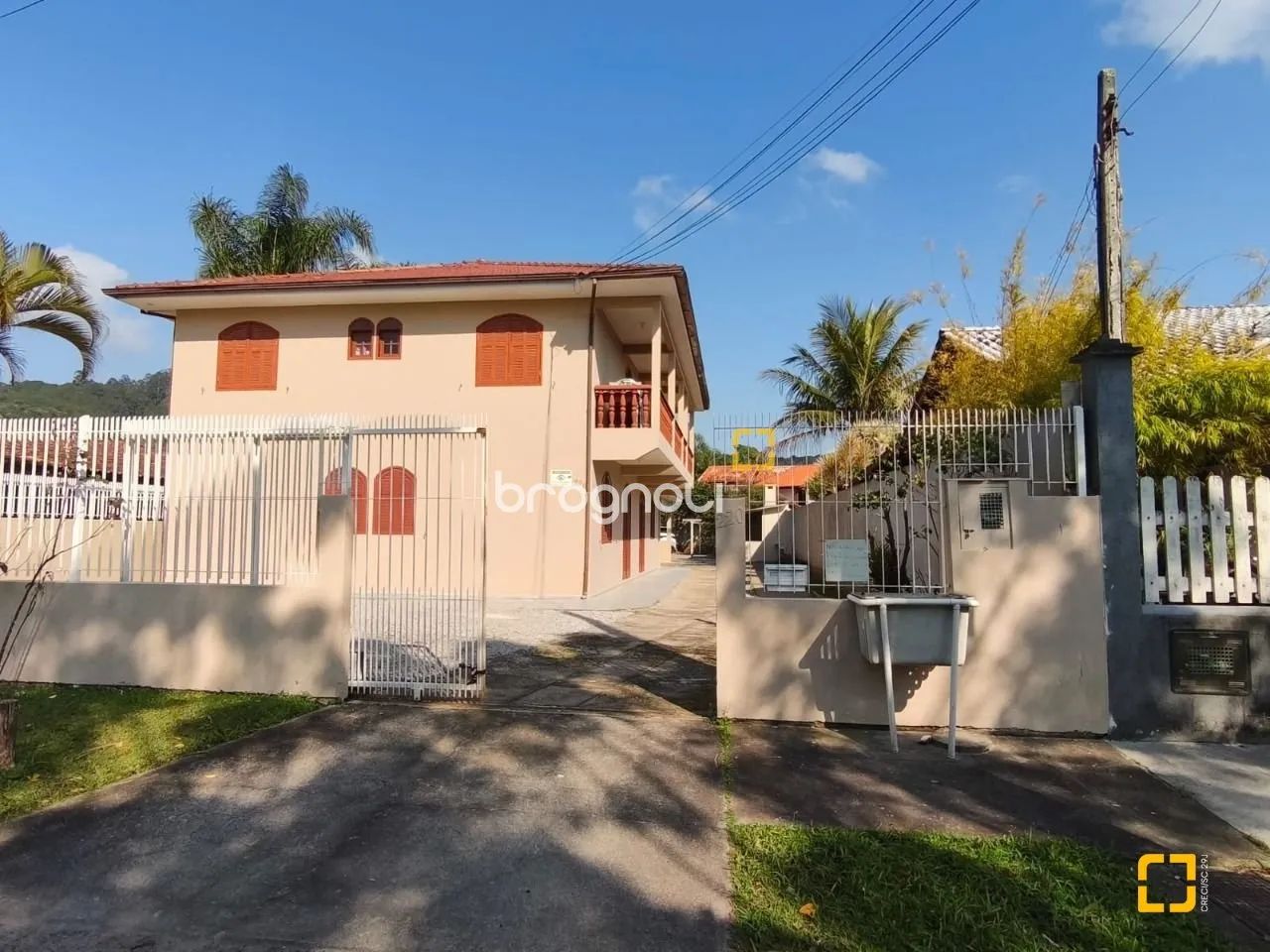 Casa em Canasvieiras com 07 dormitorios
