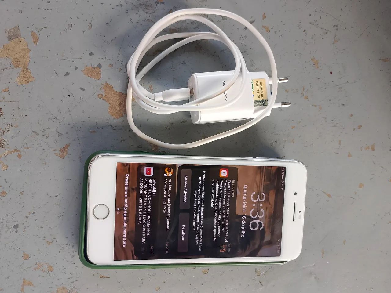 Vendo iPhone 07 plus, com carregador. - Foto 2