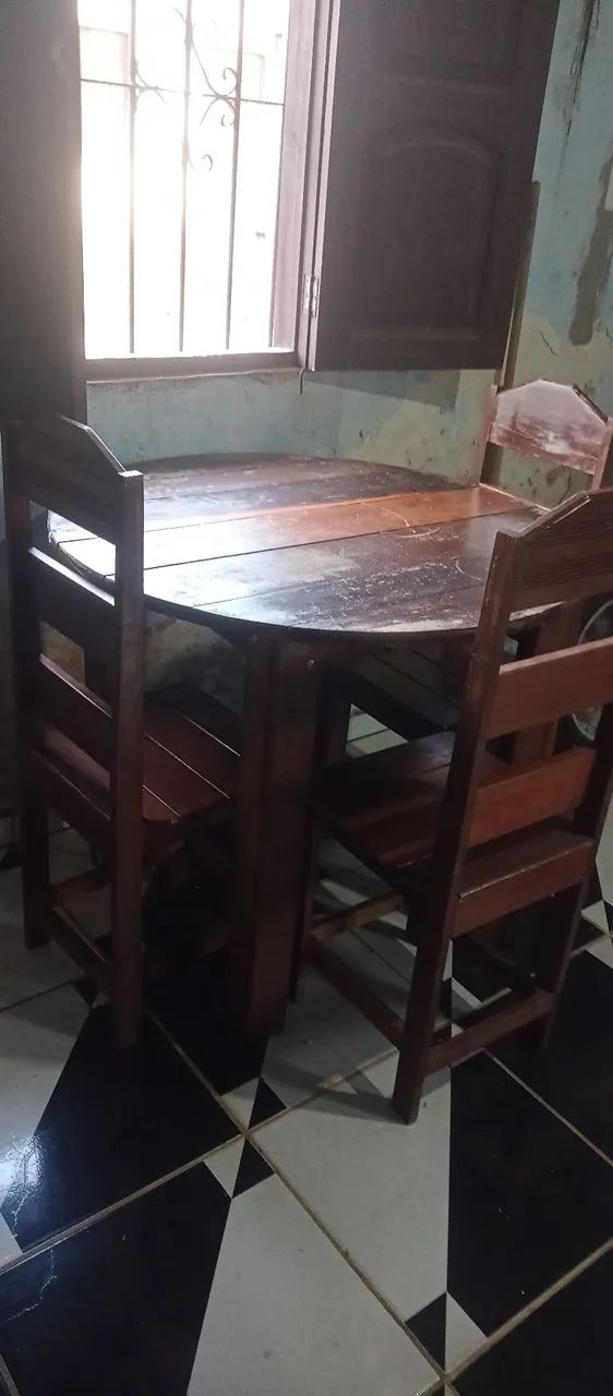 Vendo mesa de madeira em bom estado. 
