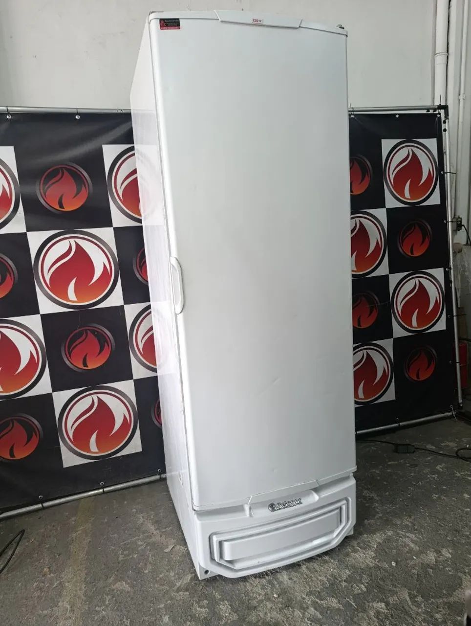 Freezer 70x80x2,00 vertical 1 porta cega marca Gelopar 577 L 220 v Freezer 70x80x2,00 vertical 1 porta cega marca Gelopar 577 L 220 v