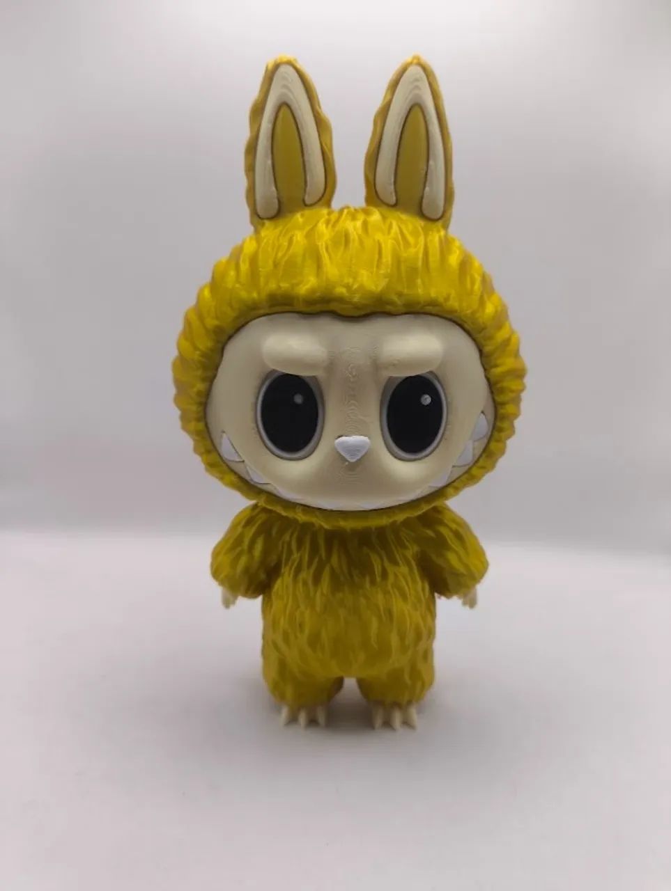 Boneco Labubu Dourado - Decoração e Colecionador - Foto 2