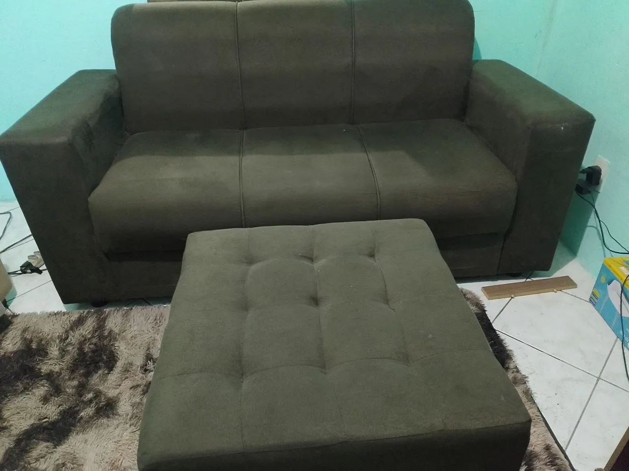 Sofá 3 lugares com um puf470063302700574721