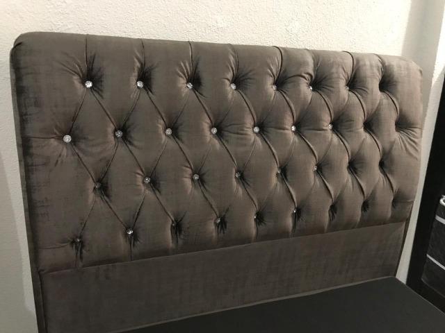 Cabeceira Estofada Roma Casal em Capitonê em Suede e Strass - Foto 2