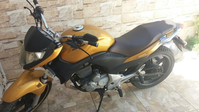 CB 300 DOURADA