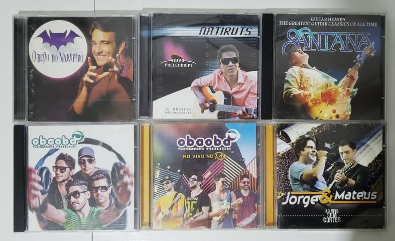 Vendo os CDs da foto
