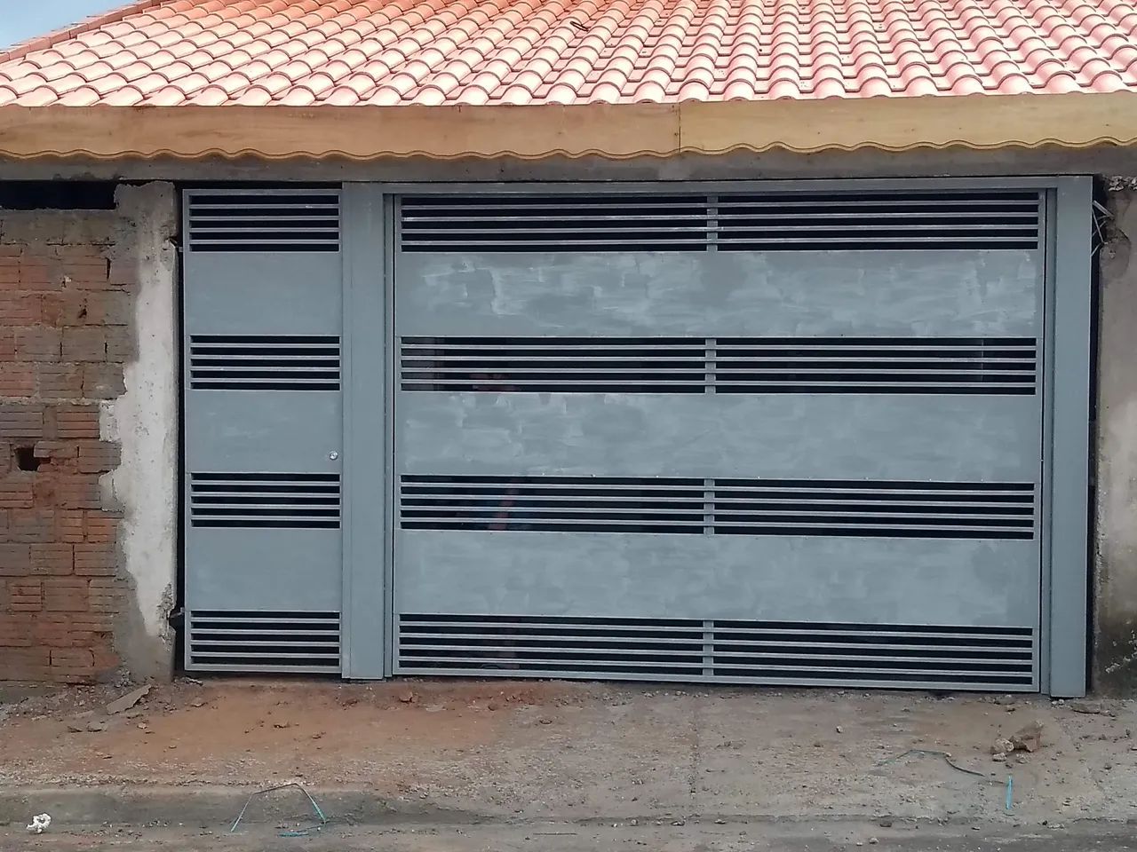A partir de 2.200 instalado portão basculante medida entre 2.50 x 4.00