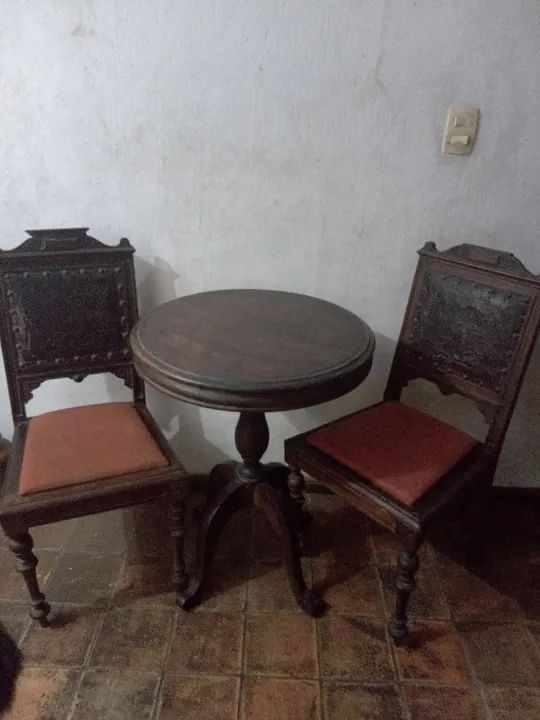 Mesa com duas cadeiras antigas - Foto 2