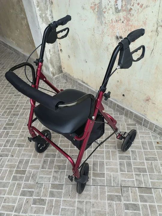 Andador 4 rodas semi-novo  - Foto 2