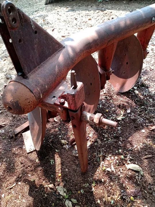 Arado tombador para trator 