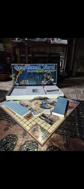 Jogo de Tabuleiro Scotland Yard - 100 Clues - Novo