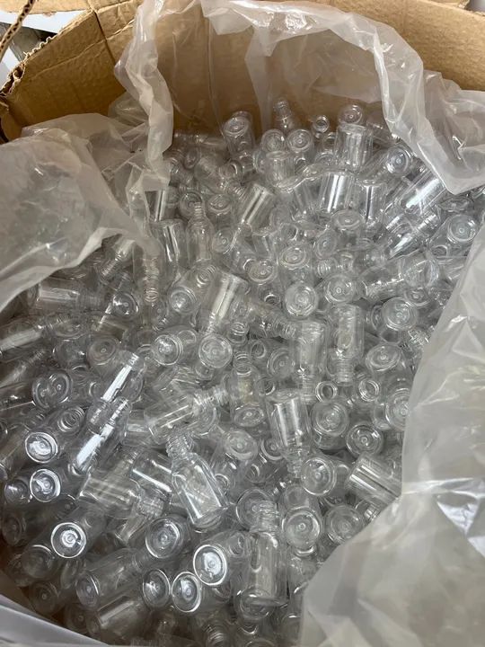 Caixa com cerca de 1300 frascos álcool gel 30ml cristal sem tampa 