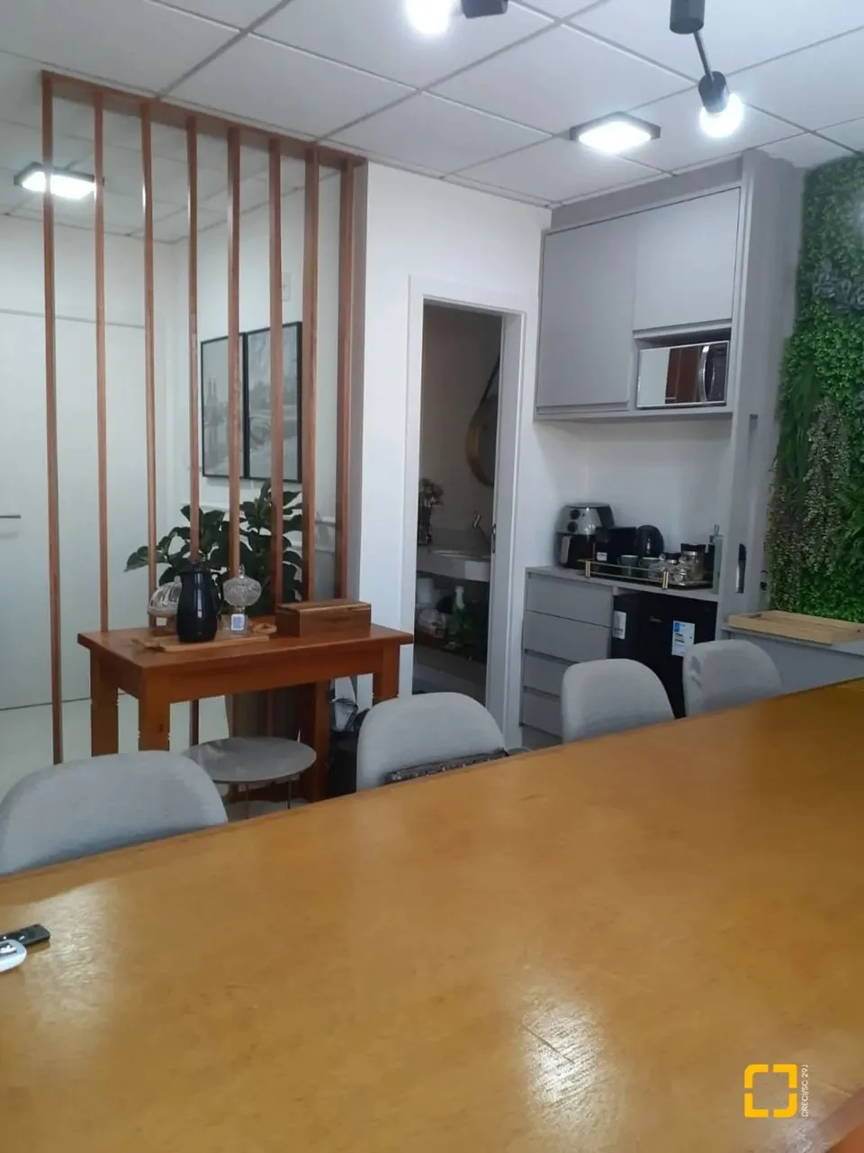 Sala comercial no Condomínio Empresarial Itaguaçu Trade Center, em Barreiros, São José. SC