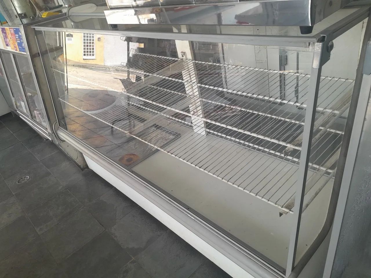 3 balcões expositores ( 2 refrigerado sendo 1 de ar forçado e 1 seco)