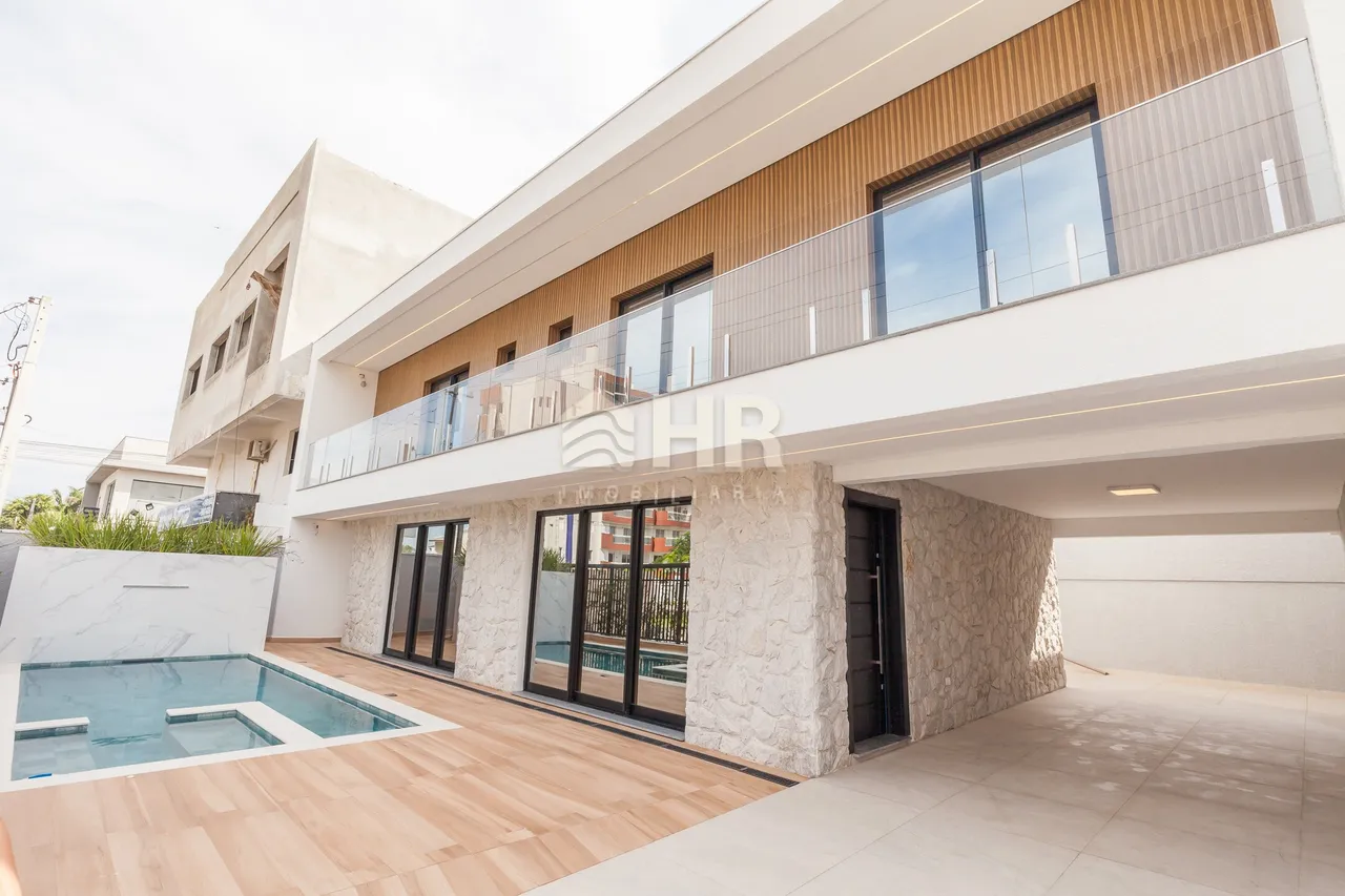 Casa com 04 suítes e 03 vagas de garagem Centro Guaratuba