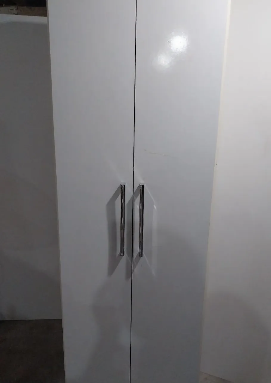 Guarda-Roupa Branco com Design Moderno