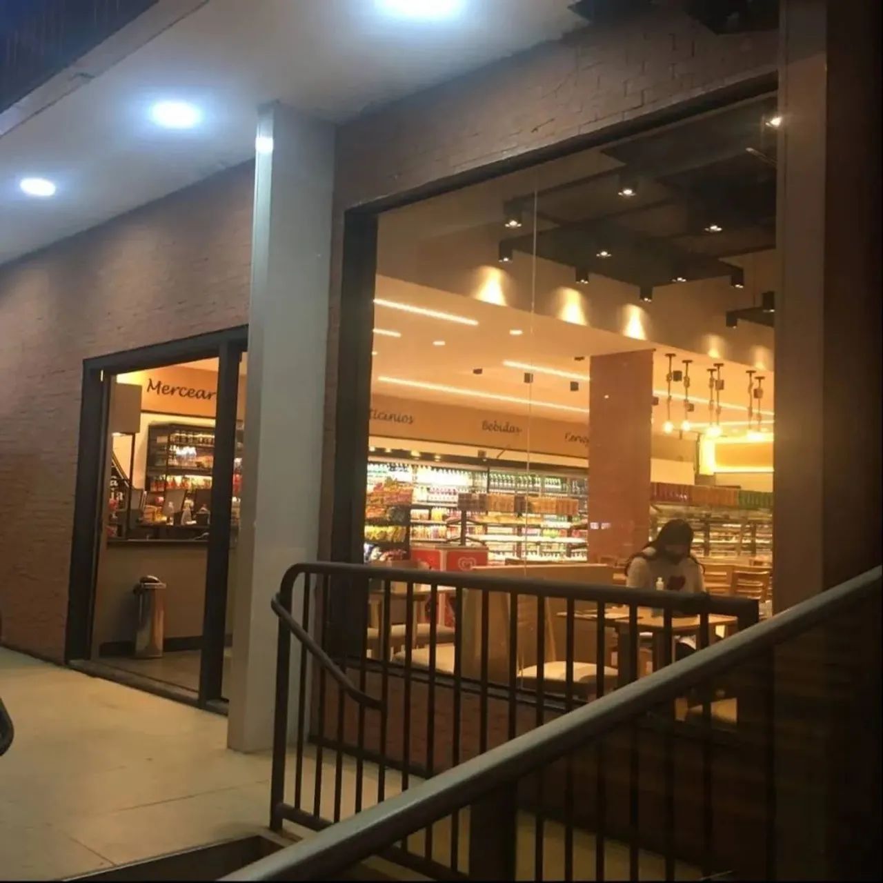 Loja comercial com 359,16m², pé direito duplo, não tem condomínio vinculado à loja. Rua 9  - Foto 6