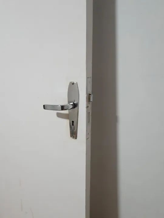 Porta Interna em Madeira com Fechadura - Foto 4