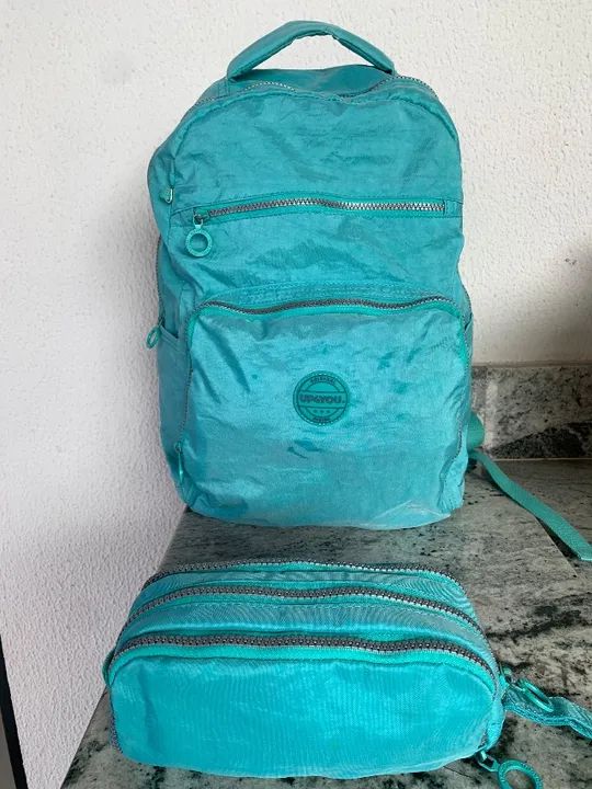 Linda Mochila escolar e estojo 3 divisorias verde em ótimo estado.