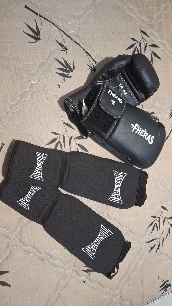 Kit Luvas de Boxe e Caneleiras de Muay Thai