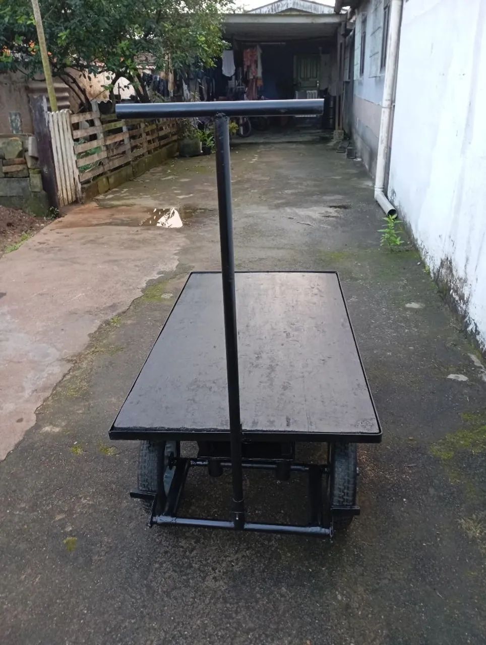 Carrinho plataforma tampo de madeira rodas pneumáticas, tamanho 1,50x0,80 oportunidade.