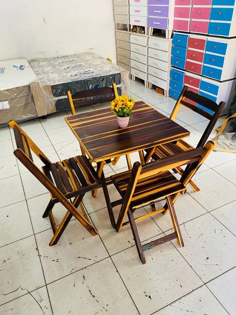 Conjunto de mesa e cadeiras de madeira - Foto 2