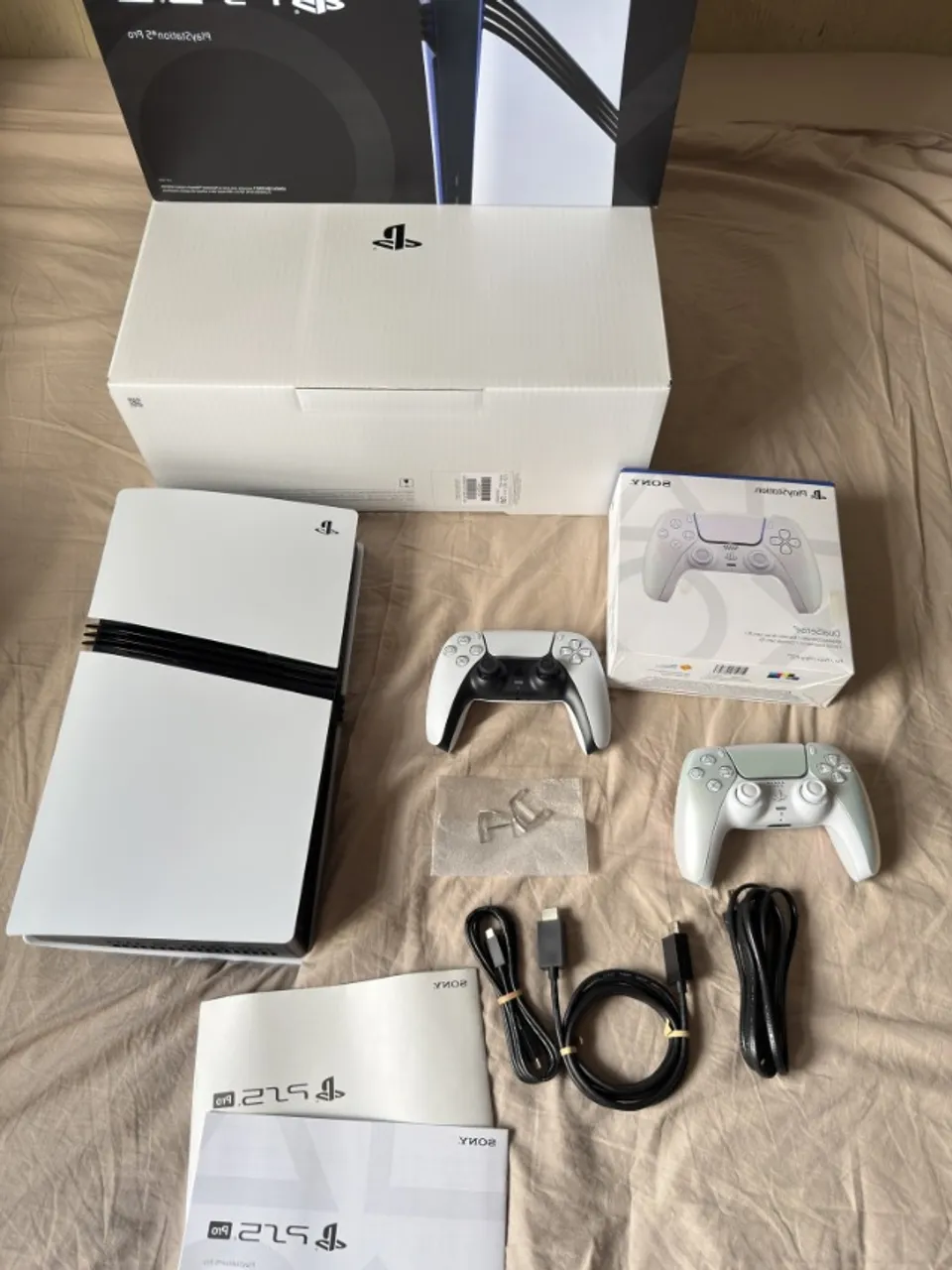 PlayStation 5 Pro 2 terabytes de ssd, 10 dias de uso , 2 controles, com nota