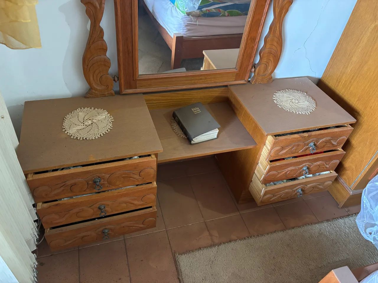 Penteadeira Colonial Antiga em Madeira Maciça - Peça Clássica - Foto 3