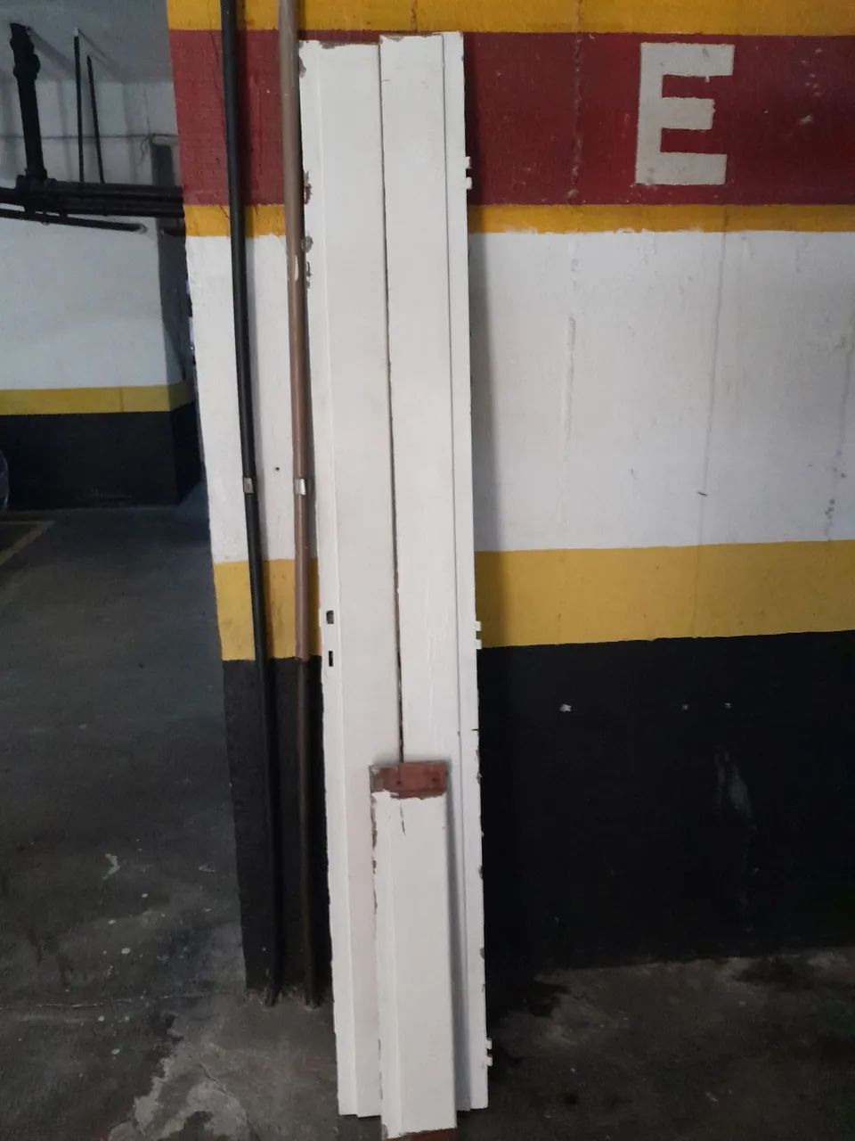 Batente de madeira antiga maciça  - Foto 2