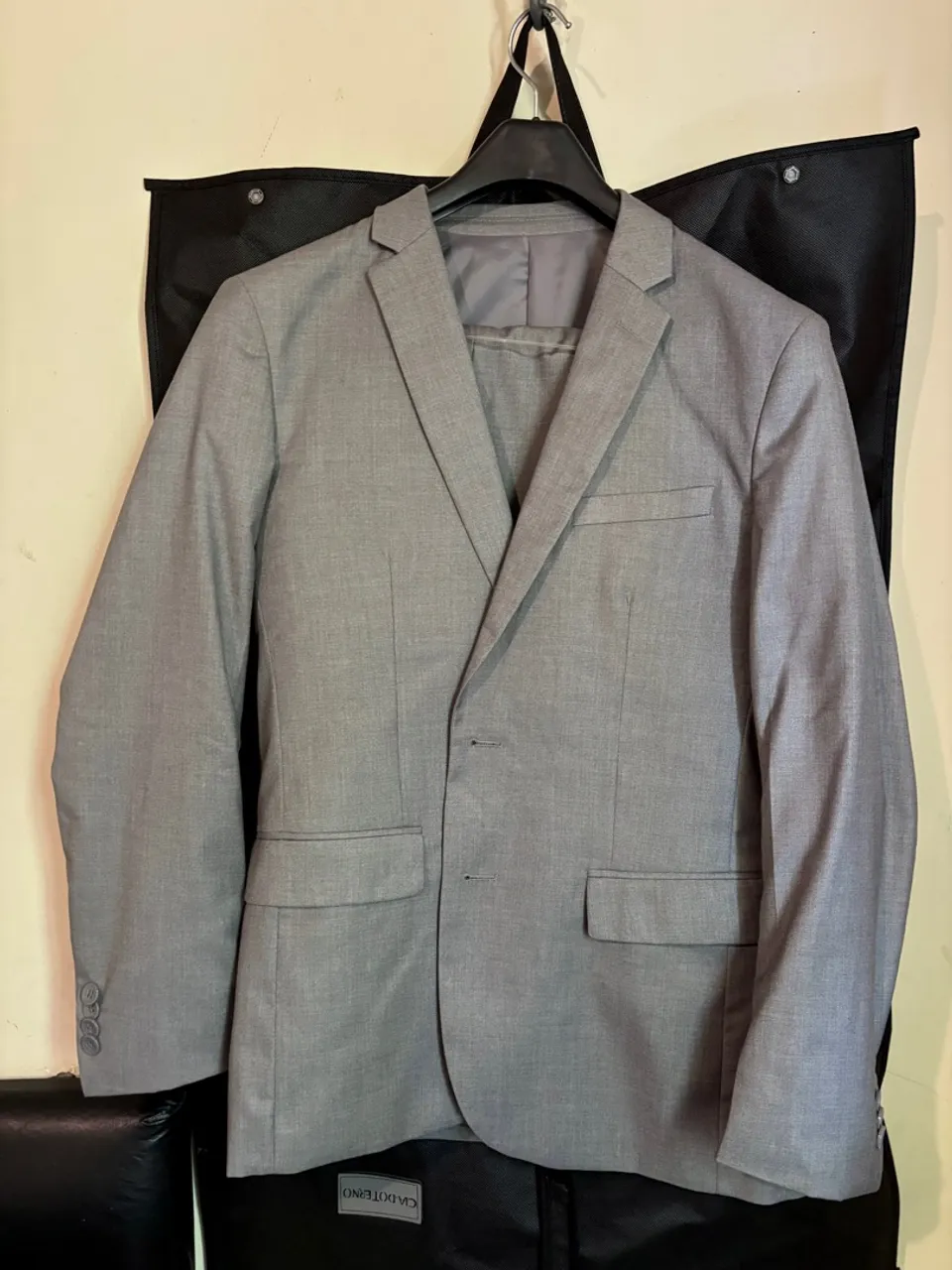 Terno Cinza Slim - Elegância e Conforto