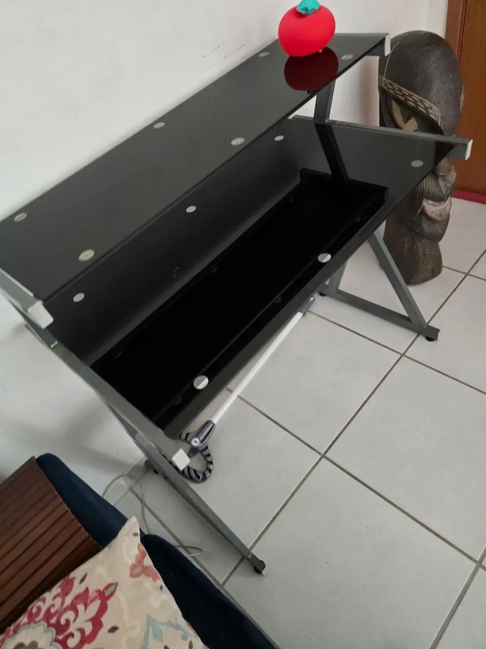 Mesa de vidro preta com estrutura em metal - Foto 3