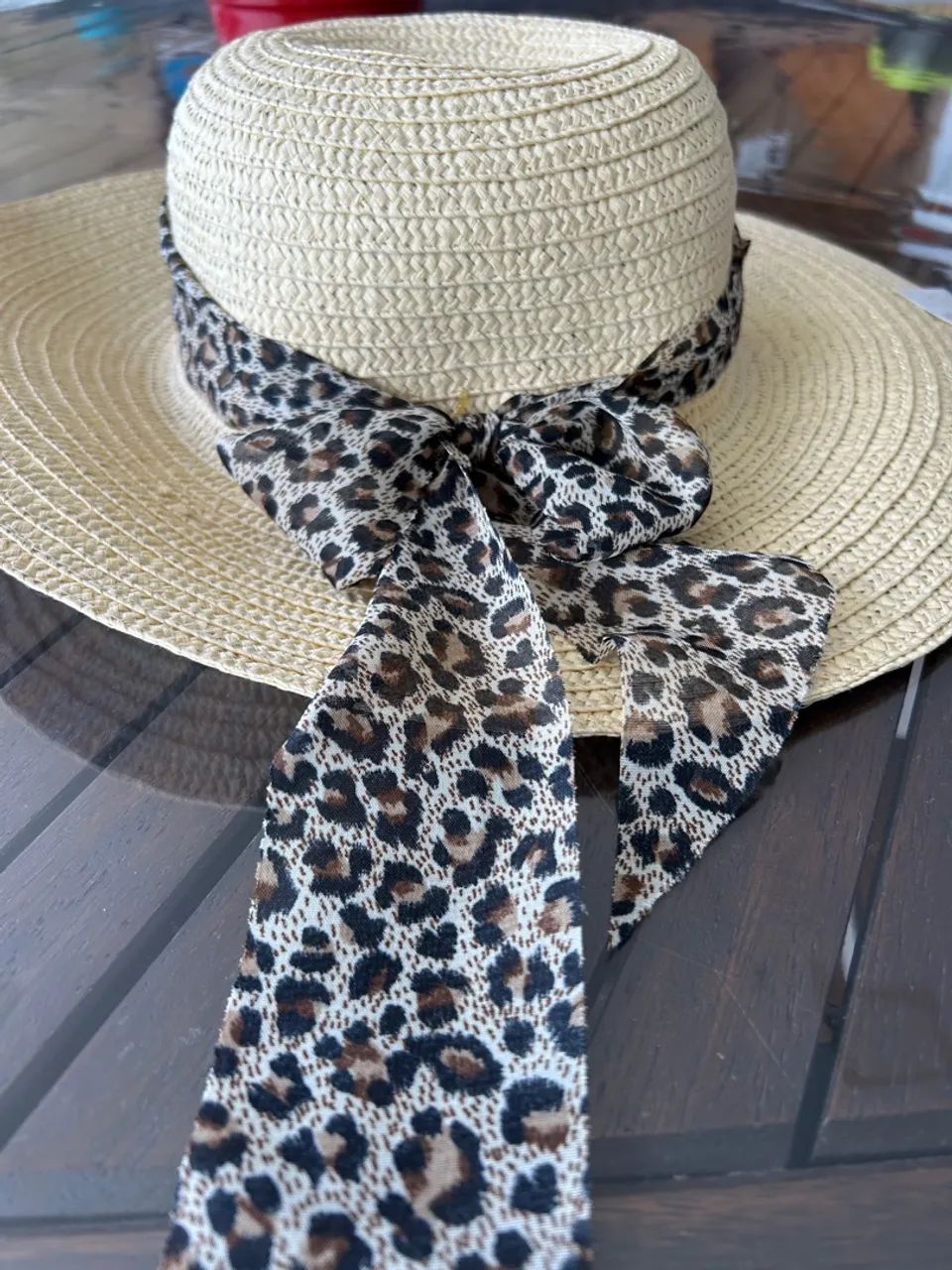Chapéu de palha com lenço animal print