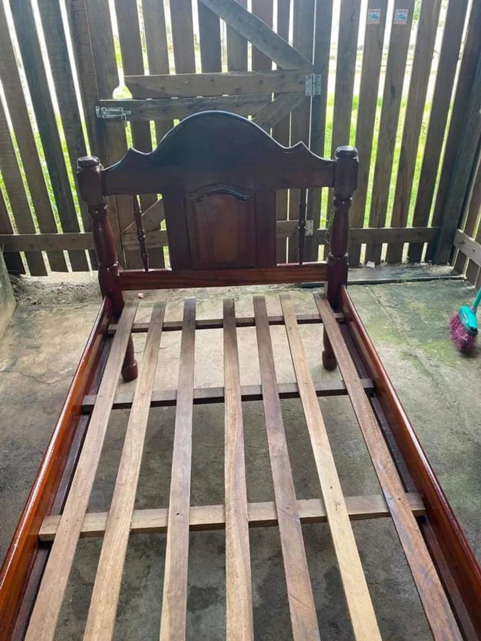 Cama de madeira maciça