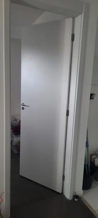 Porta branca de madeira