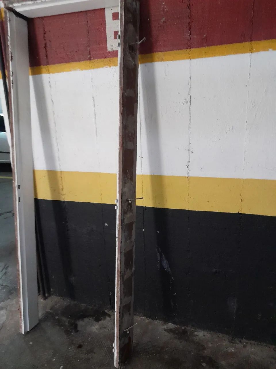 Batente de madeira antiga maciça  - Foto 4