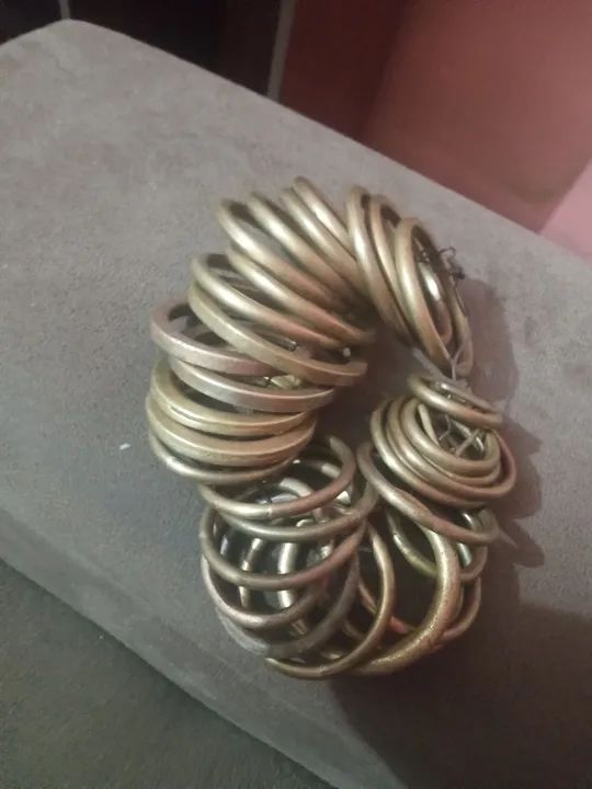 Argolas e fivelas amarelas