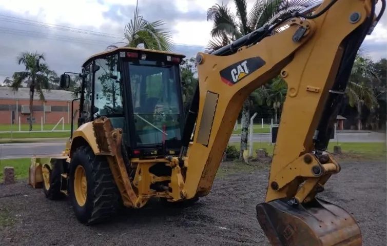 Retroescavadeira Caterpillar 2015