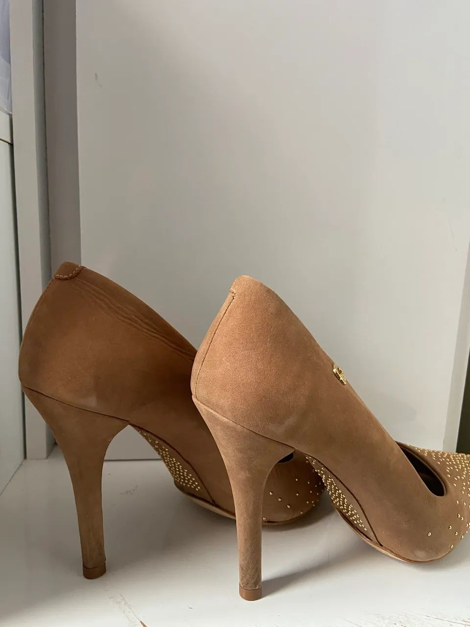 Salto bege com strass