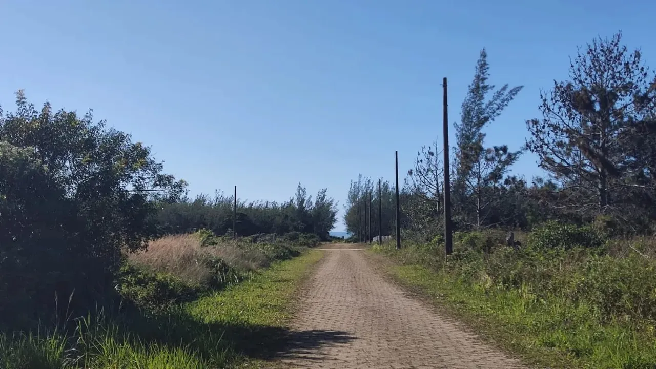 Casa ampla com 3 dormitórios e quintal arborizado a uma quadra do mar - Praia do Sol, Lagu