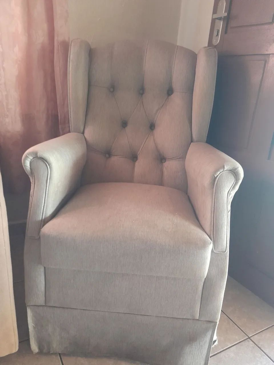 Poltrona Cinza pra amamentação e colocar bb pra dormir 