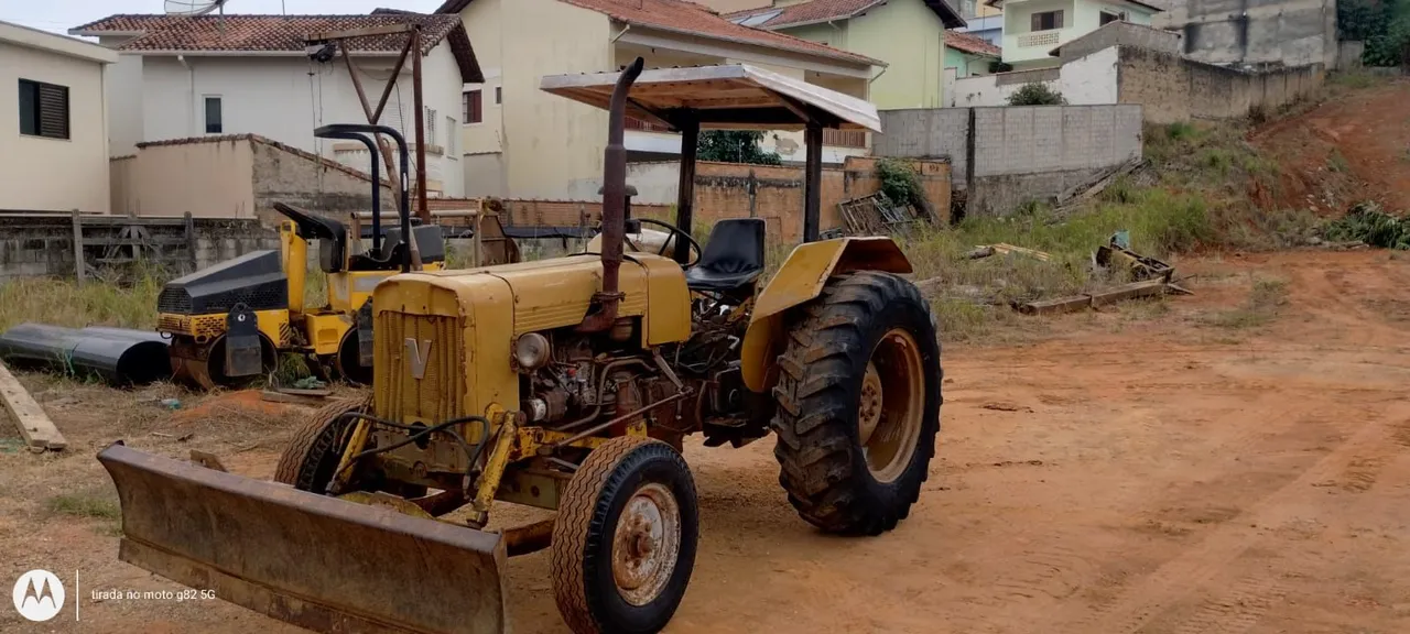 Trator Agrícola Amarelo com Lâmina Valmet, modelo 65, ano 82