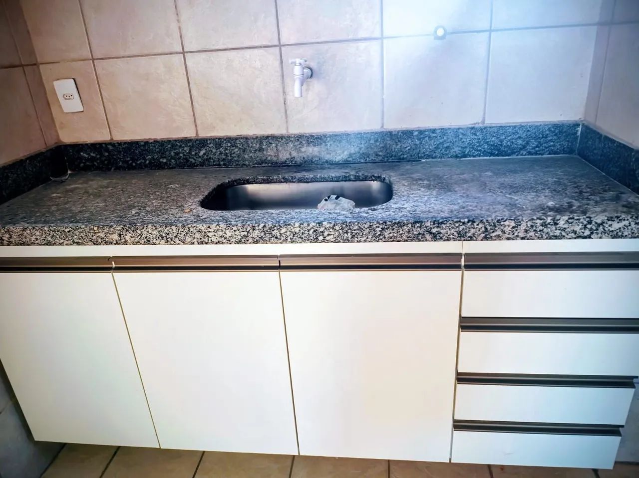 Bancada em granito cinza imperial com cuba em inox e armário em madeira