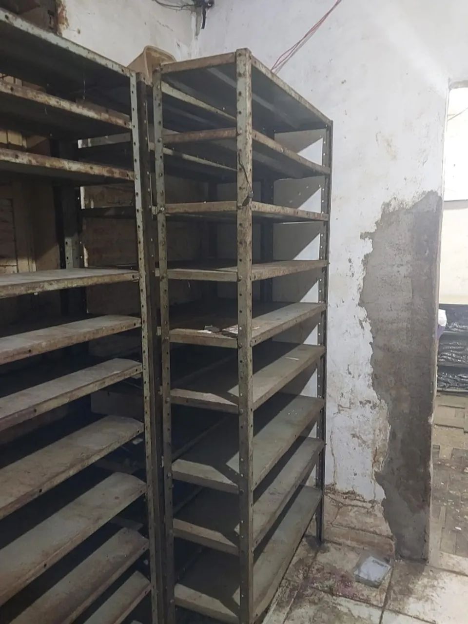 Prateleiras de ferro reforçadas - Foto 4