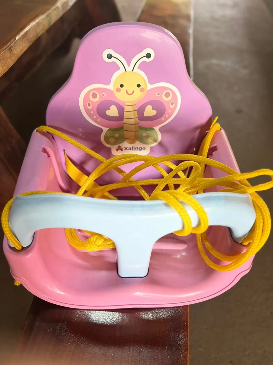 Cadeira de balanço infantil com tema de borboleta