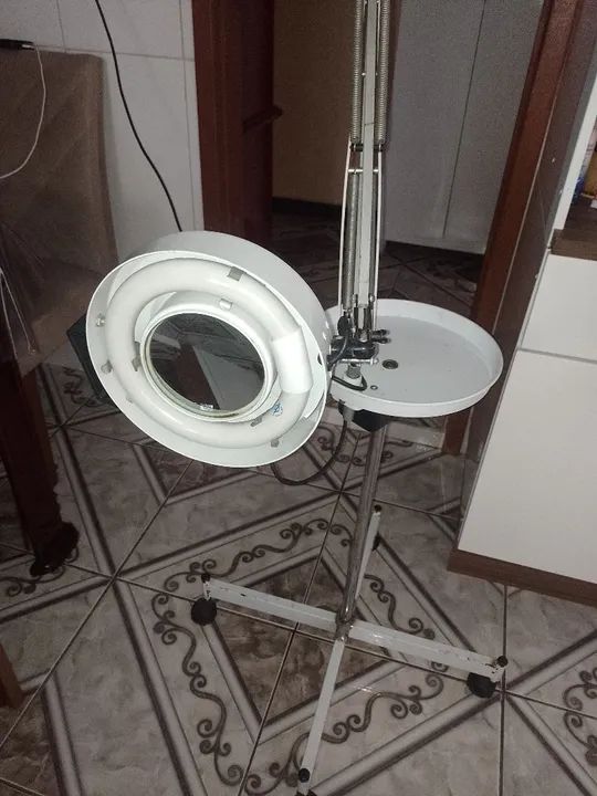 Lupa com tripé e bandeja