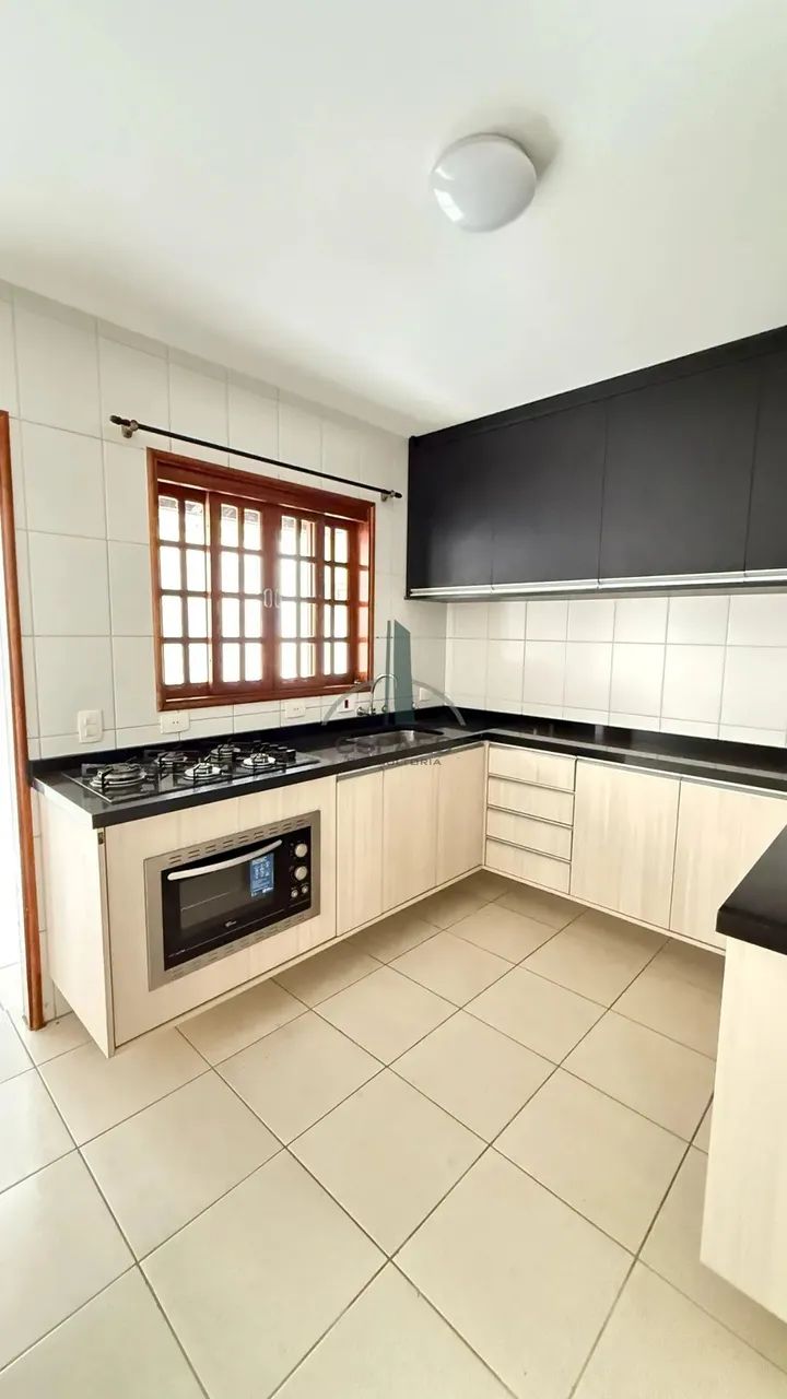Cond. Coqueiros, casa com planejados na cozinha, cooktop e forno, dormitório com guarda-ro