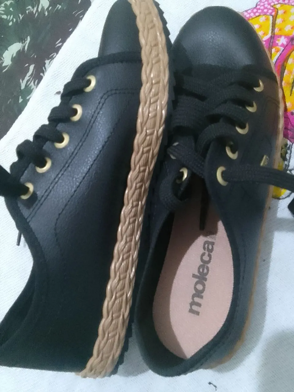 Tênis Moleca Preto com Detalhes Dourados